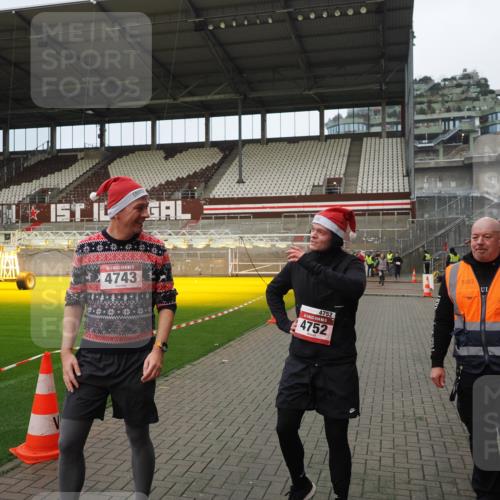 07.12.2025 - St. Pauli X-Mass-Run No. 15 Fabian Wolf http://msf.ph/oto/9423428 07.12.2025 12:00:13 Ziel 2264, 4743, 4752 meine-sportfotos.de