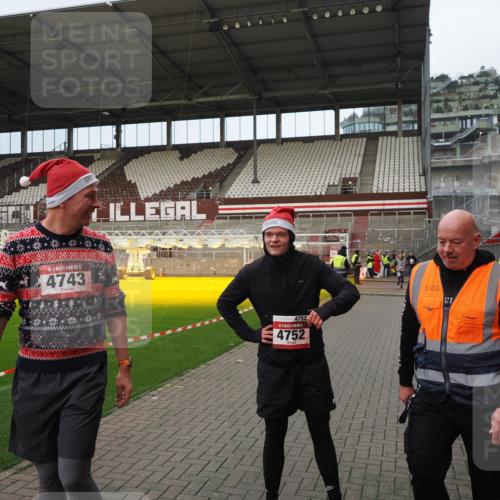 07.12.2025 - St. Pauli X-Mass-Run No. 15 Fabian Wolf http://msf.ph/oto/9423429 07.12.2025 12:00:13 Ziel 2264, 4743, 4752 meine-sportfotos.de