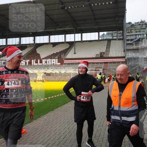 07.12.2025 - St. Pauli X-Mass-Run No. 15 Fabian Wolf http://msf.ph/oto/9423430 07.12.2025 12:00:13 Ziel 2264, 4743, 4752 meine-sportfotos.de
