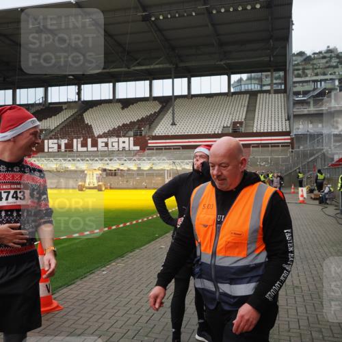 07.12.2025 - St. Pauli X-Mass-Run No. 15 Fabian Wolf http://msf.ph/oto/9423431 07.12.2025 12:00:14 Ziel 2264, 4743, 4752 meine-sportfotos.de