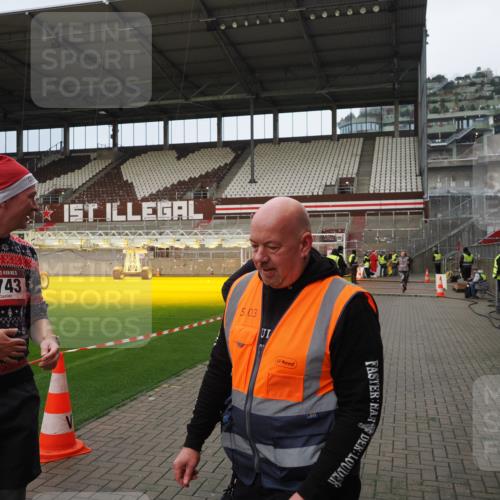07.12.2025 - St. Pauli X-Mass-Run No. 15 Fabian Wolf http://msf.ph/oto/9423432 07.12.2025 12:00:14 Ziel 2264, 4743, 4752 meine-sportfotos.de