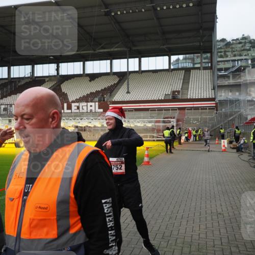 07.12.2025 - St. Pauli X-Mass-Run No. 15 Fabian Wolf http://msf.ph/oto/9423433 07.12.2025 12:00:14 Ziel 2264, 4743, 4752 meine-sportfotos.de