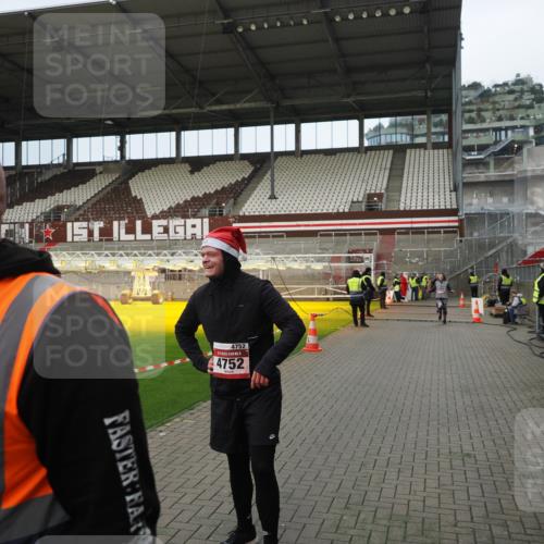 07.12.2025 - St. Pauli X-Mass-Run No. 15 Fabian Wolf http://msf.ph/oto/9423434 07.12.2025 12:00:15 Ziel 2264, 2267, 4743, 4752 meine-sportfotos.de