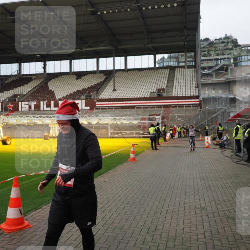 07.12.2025 - St. Pauli X-Mass-Run No. 15 Fabian Wolf http://msf.ph/oto/9423435 07.12.2025 12:00:15 Ziel 2264, 2267, 4743, 4752 meine-sportfotos.de