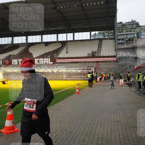 07.12.2025 - St. Pauli X-Mass-Run No. 15 Fabian Wolf http://msf.ph/oto/9423436 07.12.2025 12:00:16 Ziel 2264, 2267, 4743, 4752 meine-sportfotos.de