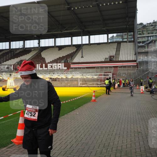 07.12.2025 - St. Pauli X-Mass-Run No. 15 Fabian Wolf http://msf.ph/oto/9423437 07.12.2025 12:00:16 Ziel 2264, 2267, 4743, 4752 meine-sportfotos.de