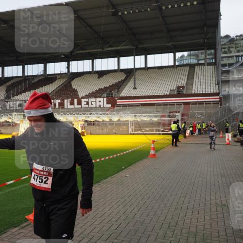 07.12.2025 - St. Pauli X-Mass-Run No. 15 Fabian Wolf http://msf.ph/oto/9423438 07.12.2025 12:00:16 Ziel 2264, 2267, 4743, 4752 meine-sportfotos.de