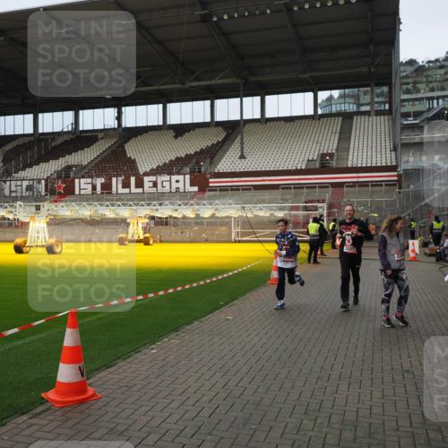 07.12.2025 - St. Pauli X-Mass-Run No. 15 Fabian Wolf http://msf.ph/oto/9423442 07.12.2025 12:00:29 Ziel 2264, 2267, 3584, 3587 meine-sportfotos.de