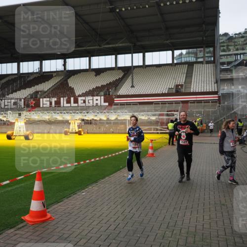 07.12.2025 - St. Pauli X-Mass-Run No. 15 Fabian Wolf http://msf.ph/oto/9423443 07.12.2025 12:00:30 Ziel 2264, 2267, 3584, 3587 meine-sportfotos.de