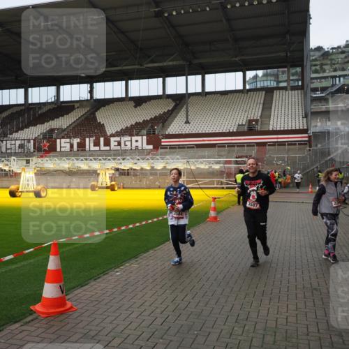 07.12.2025 - St. Pauli X-Mass-Run No. 15 Fabian Wolf http://msf.ph/oto/9423444 07.12.2025 12:00:30 Ziel 2264, 2267, 3584, 3587 meine-sportfotos.de