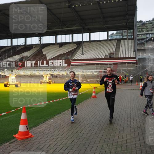 07.12.2025 - St. Pauli X-Mass-Run No. 15 Fabian Wolf http://msf.ph/oto/9423445 07.12.2025 12:00:30 Ziel 2264, 2267, 3584, 3587 meine-sportfotos.de