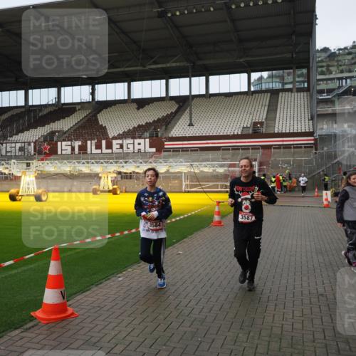 07.12.2025 - St. Pauli X-Mass-Run No. 15 Fabian Wolf http://msf.ph/oto/9423446 07.12.2025 12:00:30 Ziel 2264, 2267, 3584, 3587 meine-sportfotos.de