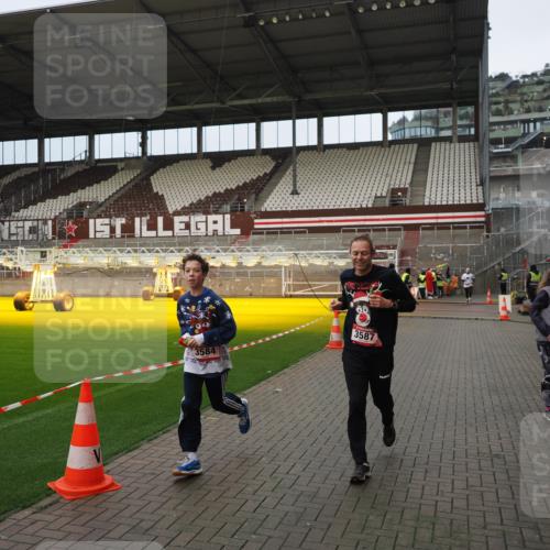 07.12.2025 - St. Pauli X-Mass-Run No. 15 Fabian Wolf http://msf.ph/oto/9423447 07.12.2025 12:00:31 Ziel 2264, 2267, 3584, 3587 meine-sportfotos.de