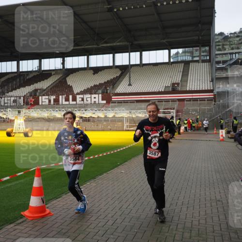 07.12.2025 - St. Pauli X-Mass-Run No. 15 Fabian Wolf http://msf.ph/oto/9423448 07.12.2025 12:00:31 Ziel 2264, 2267, 3584, 3587 meine-sportfotos.de