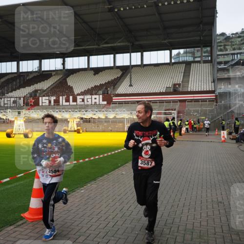 07.12.2025 - St. Pauli X-Mass-Run No. 15 Fabian Wolf http://msf.ph/oto/9423449 07.12.2025 12:00:31 Ziel 2264, 2267, 3584, 3587 meine-sportfotos.de