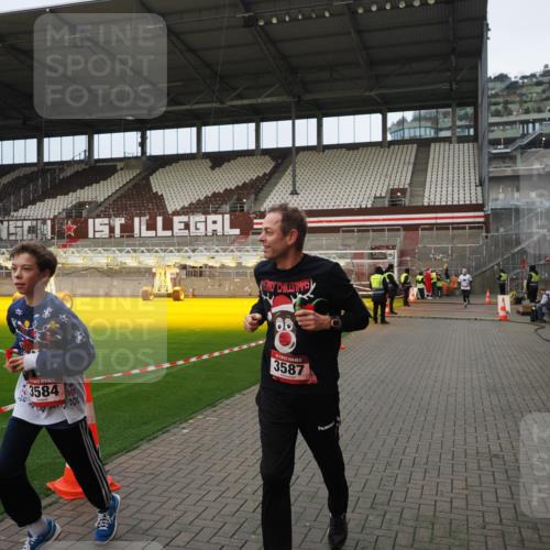07.12.2025 - St. Pauli X-Mass-Run No. 15 Fabian Wolf http://msf.ph/oto/9423450 07.12.2025 12:00:31 Ziel 2264, 2267, 3584, 3587 meine-sportfotos.de