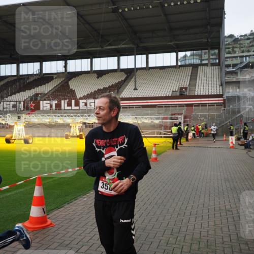 07.12.2025 - St. Pauli X-Mass-Run No. 15 Fabian Wolf http://msf.ph/oto/9423451 07.12.2025 12:00:31 Ziel 2264, 2267, 3584, 3587 meine-sportfotos.de