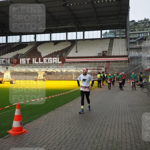 07.12.2025 - St. Pauli X-Mass-Run No. 15 Fabian Wolf http://msf.ph/oto/9423455 07.12.2025 12:00:43 Ziel 1225, 2032, 3318, 3322, 3323, 3325, 3584, 3587, 4723 meine-sportfotos.de