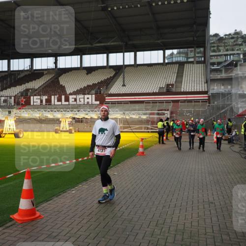 07.12.2025 - St. Pauli X-Mass-Run No. 15 Fabian Wolf http://msf.ph/oto/9423457 07.12.2025 12:00:45 Ziel 1225, 1443, 2032, 3318, 3322, 3323, 3325, 3584, 3587, 4723 meine-sportfotos.de