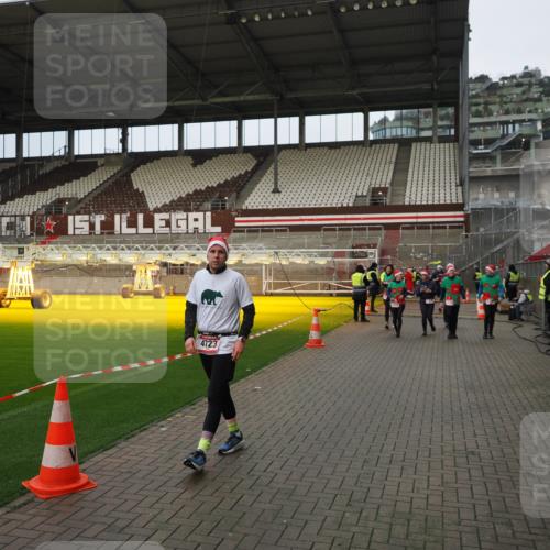 07.12.2025 - St. Pauli X-Mass-Run No. 15 Fabian Wolf http://msf.ph/oto/9423458 07.12.2025 12:00:45 Ziel 1225, 1443, 2032, 3318, 3322, 3323, 3325, 3584, 3587, 4723 meine-sportfotos.de