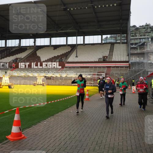 07.12.2025 - St. Pauli X-Mass-Run No. 15 Fabian Wolf http://msf.ph/oto/9423459 07.12.2025 12:00:48 Ziel 1225, 1443, 2032, 3318, 3322, 3323, 3325, 4723 meine-sportfotos.de