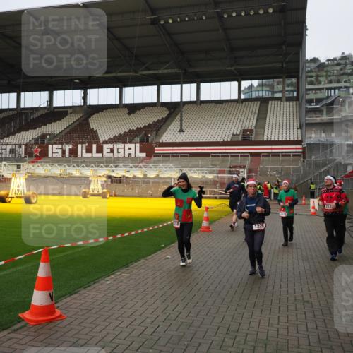 07.12.2025 - St. Pauli X-Mass-Run No. 15 Fabian Wolf http://msf.ph/oto/9423460 07.12.2025 12:00:49 Ziel 1225, 1443, 2032, 3318, 3322, 3323, 3325, 4723 meine-sportfotos.de
