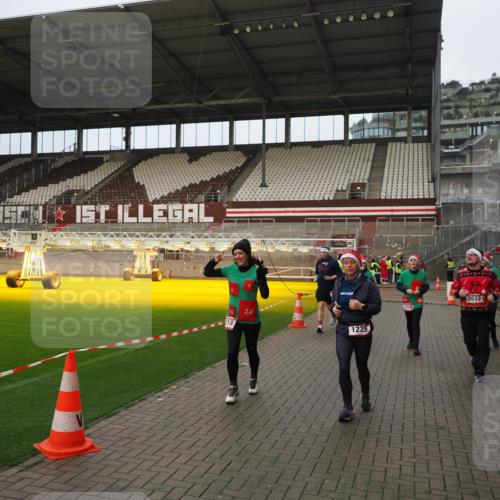 07.12.2025 - St. Pauli X-Mass-Run No. 15 Fabian Wolf http://msf.ph/oto/9423462 07.12.2025 12:00:49 Ziel 1225, 1443, 2032, 3318, 3322, 3323, 3325, 4723 meine-sportfotos.de
