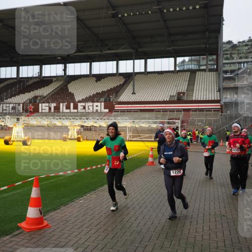 07.12.2025 - St. Pauli X-Mass-Run No. 15 Fabian Wolf http://msf.ph/oto/9423463 07.12.2025 12:00:49 Ziel 1225, 1443, 2032, 3318, 3322, 3323, 3325, 4723 meine-sportfotos.de