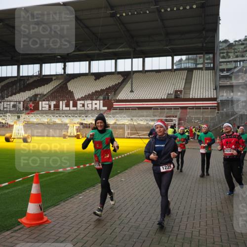 07.12.2025 - St. Pauli X-Mass-Run No. 15 Fabian Wolf http://msf.ph/oto/9423464 07.12.2025 12:00:49 Ziel 1225, 1443, 2032, 3318, 3322, 3323, 3325, 4723 meine-sportfotos.de