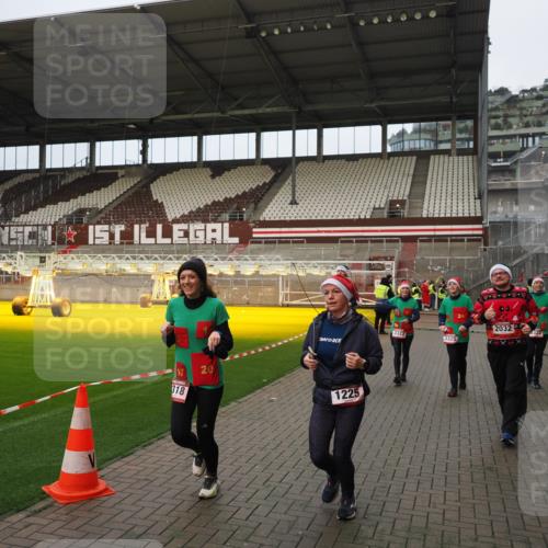 07.12.2025 - St. Pauli X-Mass-Run No. 15 Fabian Wolf http://msf.ph/oto/9423465 07.12.2025 12:00:50 Ziel 1225, 1443, 2032, 3318, 3322, 3323, 3325, 4723 meine-sportfotos.de