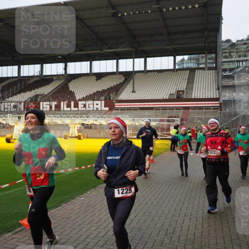 07.12.2025 - St. Pauli X-Mass-Run No. 15 Fabian Wolf http://msf.ph/oto/9423466 07.12.2025 12:00:50 Ziel 1225, 1443, 2032, 3318, 3322, 3323, 3325, 4723 meine-sportfotos.de