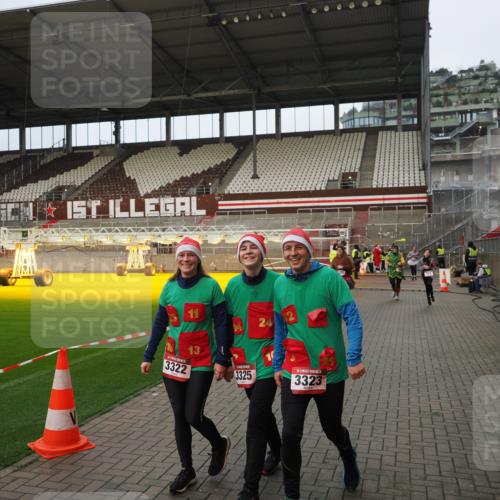 07.12.2025 - St. Pauli X-Mass-Run No. 15 Fabian Wolf http://msf.ph/oto/9423475 07.12.2025 12:00:56 Ziel 124, 1225, 1443, 1635, 1665, 1880, 2032, 3318, 3322, 3323, 3325 meine-sportfotos.de