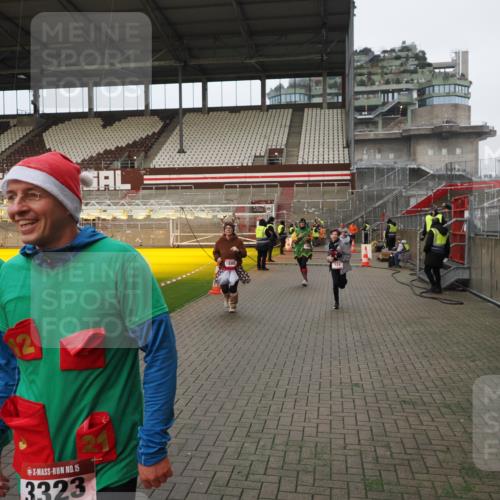 07.12.2025 - St. Pauli X-Mass-Run No. 15 Fabian Wolf http://msf.ph/oto/9423476 07.12.2025 12:00:57 Ziel 124, 1225, 1443, 1635, 1665, 1880, 2032, 3318, 3322, 3323, 3325 meine-sportfotos.de
