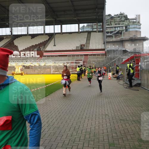 07.12.2025 - St. Pauli X-Mass-Run No. 15 Fabian Wolf http://msf.ph/oto/9423477 07.12.2025 12:00:57 Ziel 124, 1225, 1443, 1635, 1665, 1880, 2032, 3318, 3322, 3323, 3325 meine-sportfotos.de