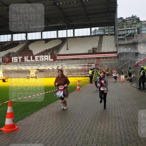 07.12.2025 - St. Pauli X-Mass-Run No. 15 Fabian Wolf http://msf.ph/oto/9423478 07.12.2025 12:00:58 Ziel 124, 1225, 1443, 1635, 1665, 1880, 2032, 3318, 3322, 3323, 3325 meine-sportfotos.de