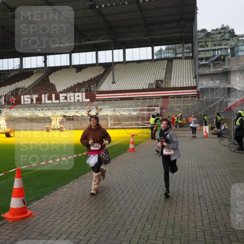 07.12.2025 - St. Pauli X-Mass-Run No. 15 Fabian Wolf http://msf.ph/oto/9423479 07.12.2025 12:00:58 Ziel 124, 1225, 1443, 1635, 1665, 1880, 2032, 3318, 3322, 3323, 3325 meine-sportfotos.de