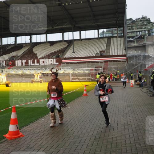 07.12.2025 - St. Pauli X-Mass-Run No. 15 Fabian Wolf http://msf.ph/oto/9423480 07.12.2025 12:00:58 Ziel 124, 1225, 1443, 1635, 1665, 1880, 2032, 3318, 3322, 3323, 3325 meine-sportfotos.de