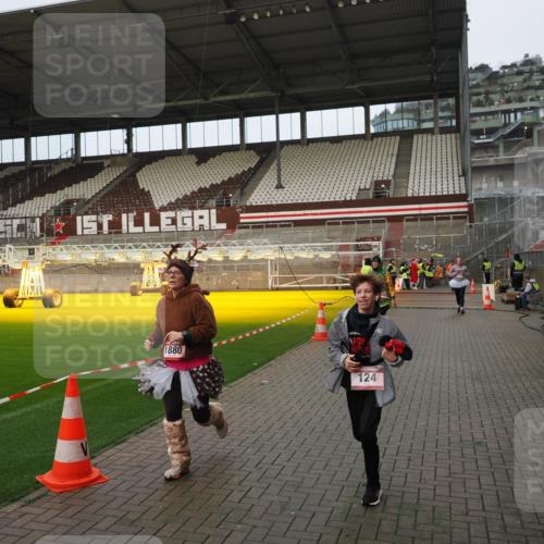 07.12.2025 - St. Pauli X-Mass-Run No. 15 Fabian Wolf http://msf.ph/oto/9423481 07.12.2025 12:00:59 Ziel 124, 1225, 1443, 1635, 1665, 1880, 2032, 3318, 3322, 3323, 3325 meine-sportfotos.de