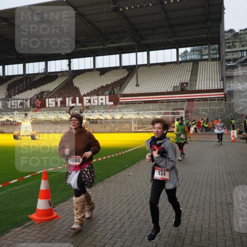 07.12.2025 - St. Pauli X-Mass-Run No. 15 Fabian Wolf http://msf.ph/oto/9423482 07.12.2025 12:00:59 Ziel 124, 1225, 1443, 1635, 1665, 1880, 2032, 3318, 3322, 3323, 3325 meine-sportfotos.de