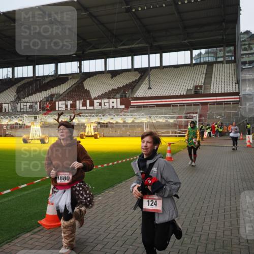 07.12.2025 - St. Pauli X-Mass-Run No. 15 Fabian Wolf http://msf.ph/oto/9423483 07.12.2025 12:00:59 Ziel 124, 1225, 1443, 1635, 1665, 1880, 2032, 3318, 3322, 3323, 3325 meine-sportfotos.de