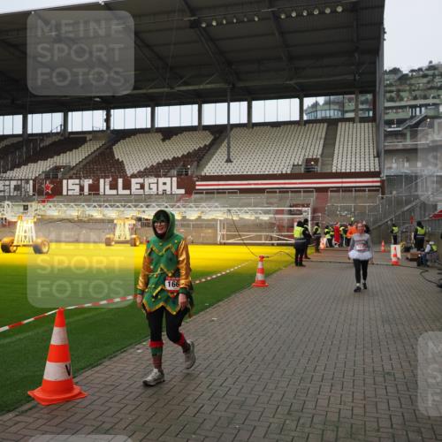 07.12.2025 - St. Pauli X-Mass-Run No. 15 Fabian Wolf http://msf.ph/oto/9423486 07.12.2025 12:01:03 Ziel 124, 1443, 1635, 1665, 1880, 2463 meine-sportfotos.de