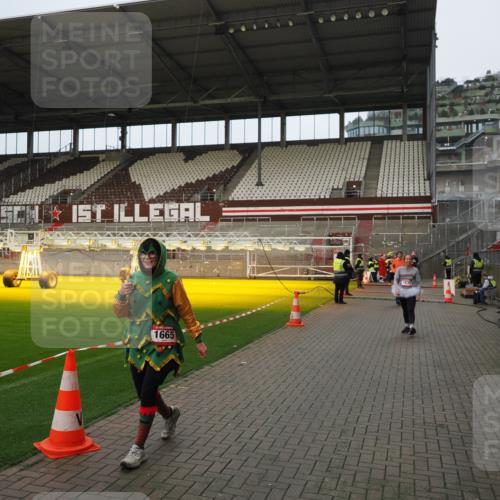 07.12.2025 - St. Pauli X-Mass-Run No. 15 Fabian Wolf http://msf.ph/oto/9423488 07.12.2025 12:01:04 Ziel 124, 1443, 1635, 1665, 1880, 2463 meine-sportfotos.de