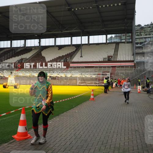 07.12.2025 - St. Pauli X-Mass-Run No. 15 Fabian Wolf http://msf.ph/oto/9423489 07.12.2025 12:01:04 Ziel 124, 1443, 1635, 1665, 1880, 2463 meine-sportfotos.de