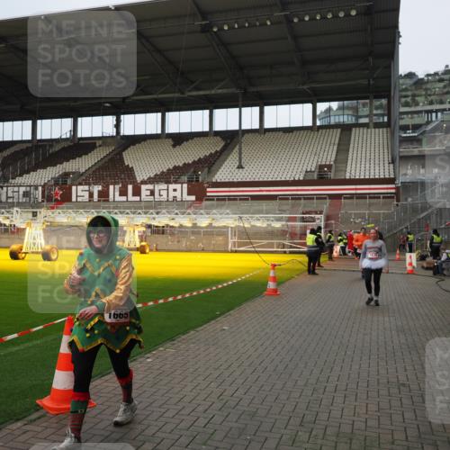 07.12.2025 - St. Pauli X-Mass-Run No. 15 Fabian Wolf http://msf.ph/oto/9423490 07.12.2025 12:01:04 Ziel 124, 1443, 1635, 1665, 1880, 2463 meine-sportfotos.de