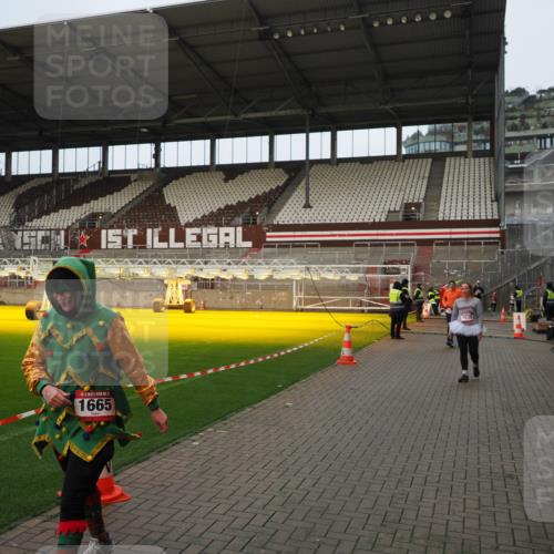 07.12.2025 - St. Pauli X-Mass-Run No. 15 Fabian Wolf http://msf.ph/oto/9423492 07.12.2025 12:01:04 Ziel 124, 1443, 1635, 1665, 1880, 2463 meine-sportfotos.de
