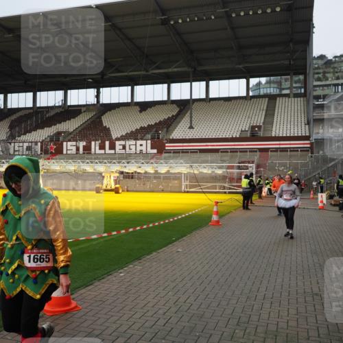 07.12.2025 - St. Pauli X-Mass-Run No. 15 Fabian Wolf http://msf.ph/oto/9423493 07.12.2025 12:01:05 Ziel 124, 1635, 1665, 1880, 2463 meine-sportfotos.de