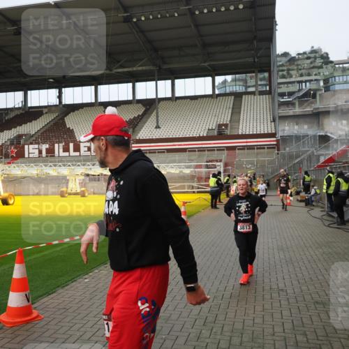 07.12.2025 - St. Pauli X-Mass-Run No. 15 Fabian Wolf http://msf.ph/oto/9423505 07.12.2025 12:01:15 Ziel 1635, 1923, 1928, 2463, 3811, 3813, 3992 meine-sportfotos.de
