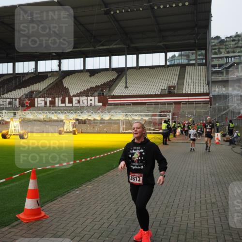07.12.2025 - St. Pauli X-Mass-Run No. 15 Fabian Wolf http://msf.ph/oto/9423512 07.12.2025 12:01:17 Ziel 1923, 1928, 1930, 1932, 2463, 3811, 3813, 3992 meine-sportfotos.de