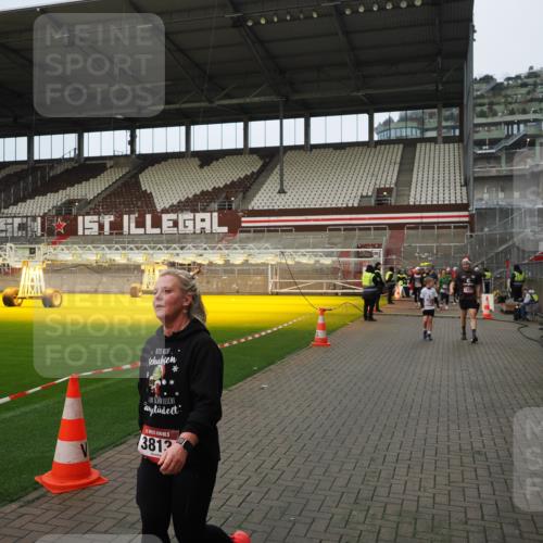 07.12.2025 - St. Pauli X-Mass-Run No. 15 Fabian Wolf http://msf.ph/oto/9423514 07.12.2025 12:01:18 Ziel 1923, 1928, 1930, 1932, 2463, 3811, 3813, 3992 meine-sportfotos.de