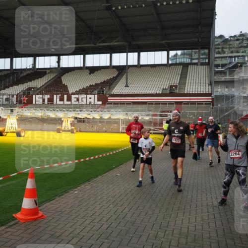 07.12.2025 - St. Pauli X-Mass-Run No. 15 Fabian Wolf http://msf.ph/oto/9423518 07.12.2025 12:01:24 Ziel 1923, 1928, 1930, 1932, 2991, 3385, 3463, 3531, 3811, 3813, 3990, 3992 meine-sportfotos.de